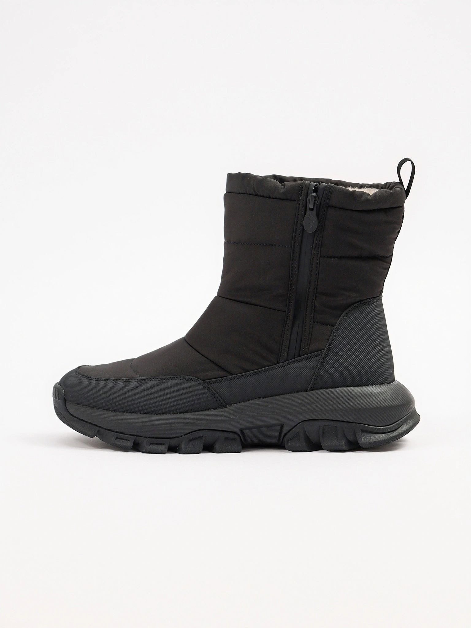 Дутики текстильные черного цвета на рельефной подошве